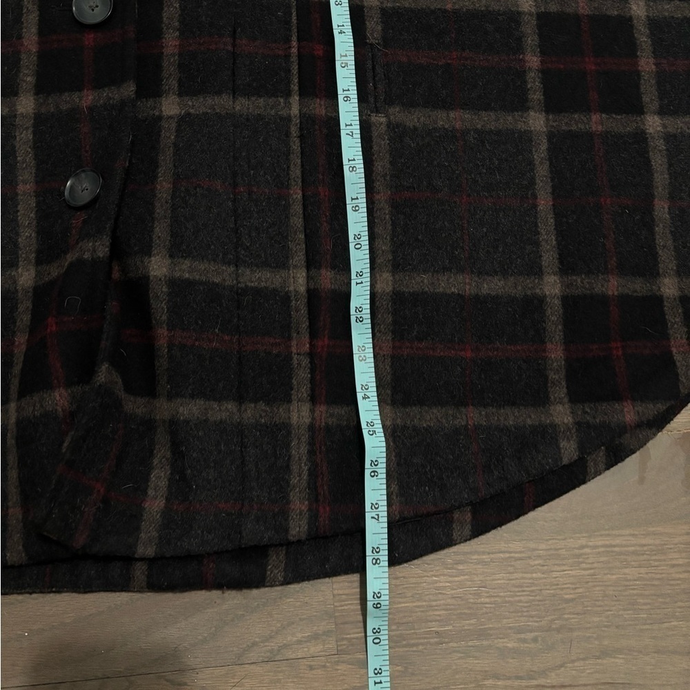 Banana Republic Women’s Wool Blend Plaid Cape Jacket. Size small. Missing belt - Picture 7 of 8